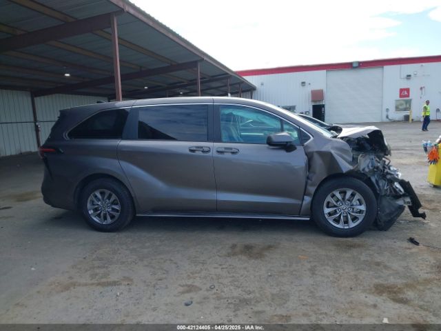5TDKRKEC6PS157598 Toyota SIENNA LE