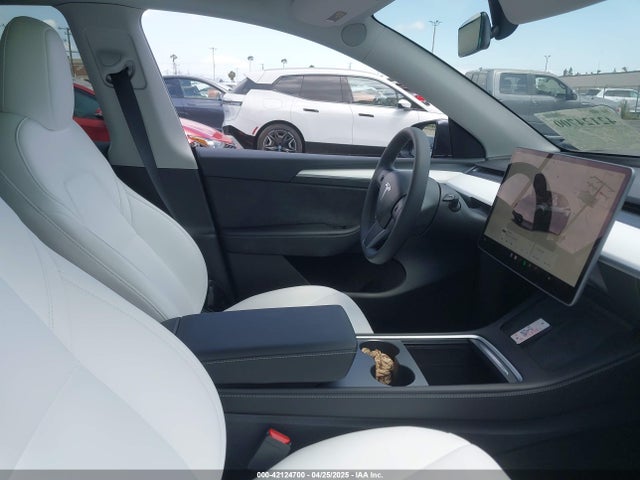 2025 TESLA MODEL Y 7SAYGDEE3SF241486 Photo 4