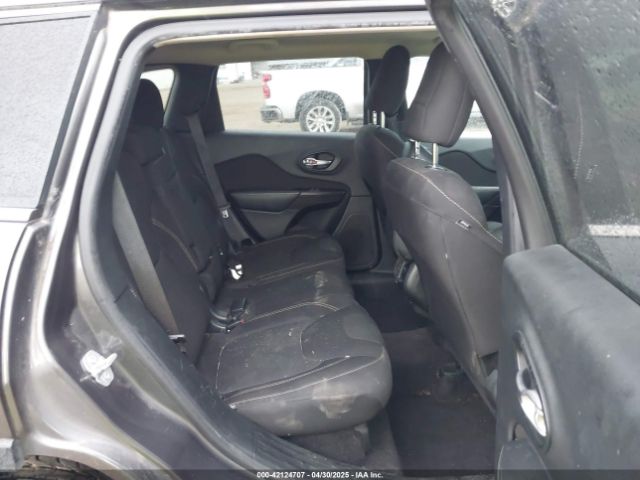 1C4PJLCB8GW370078 Jeep Cherokee Latitude
