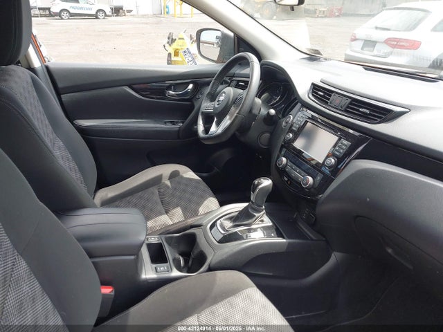 JN1BJ1CR2HW103602 Nissan Rogue Sport Sv