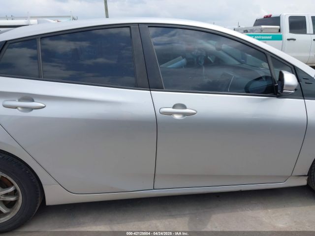 JTDKARFU5G3008768 Toyota Prius Four