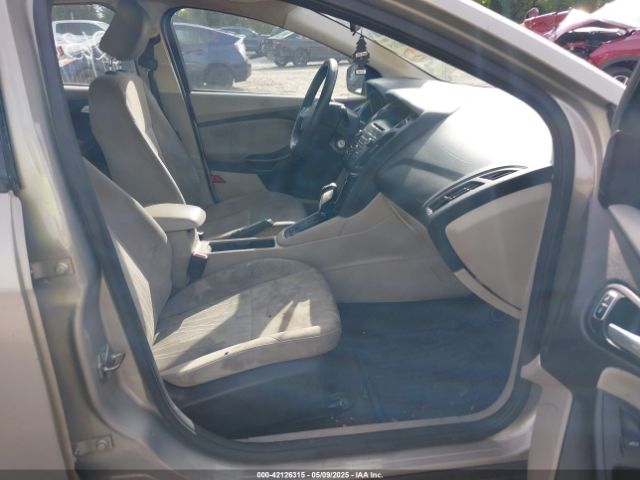 1FADP3K28GL263879 Ford FOCUS SE