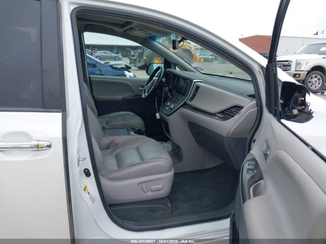 5TDYZ3DC2HS846346 Toyota Sienna Xle 8 Passenger