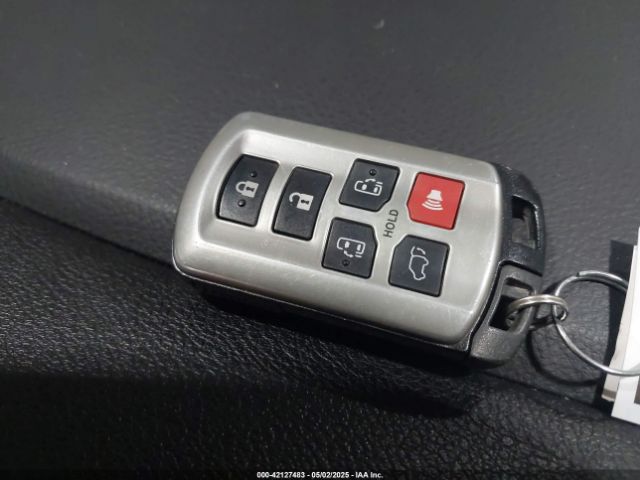 5TDYZ3DC0JS943986 Toyota Sienna Xle 8 Passenger