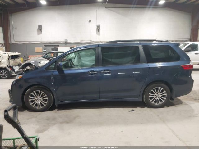 5TDYZ3DC0JS943986 Toyota Sienna Xle 8 Passenger