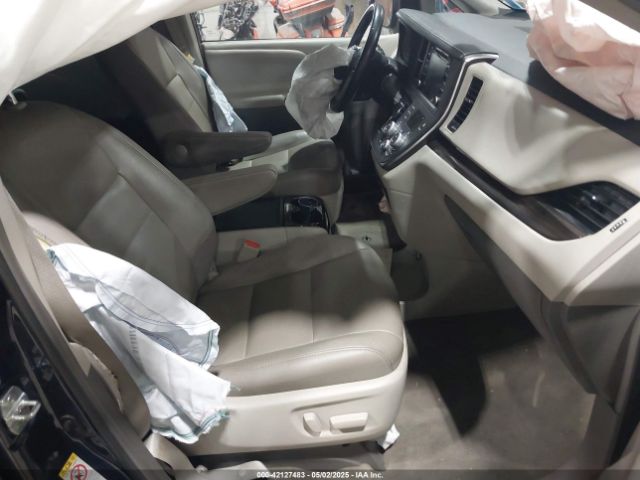 5TDYZ3DC0JS943986 Toyota Sienna Xle 8 Passenger