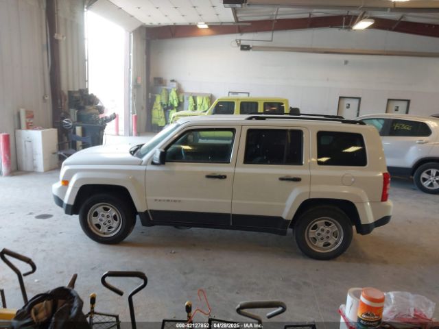 1C4NJPBA2GD529003 Jeep Patriot Sport