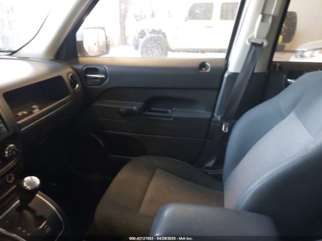 1C4NJPBA2GD529003 Jeep Patriot Sport