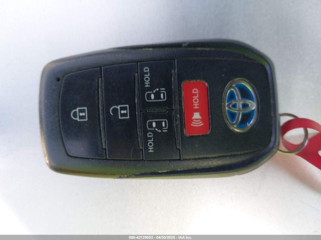 5TDKRKEC3NS080928 Toyota SIENNA LE