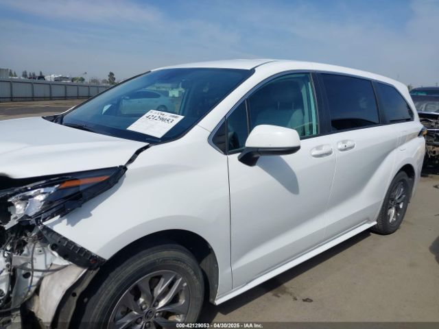 5TDKRKEC3NS080928 Toyota SIENNA LE
