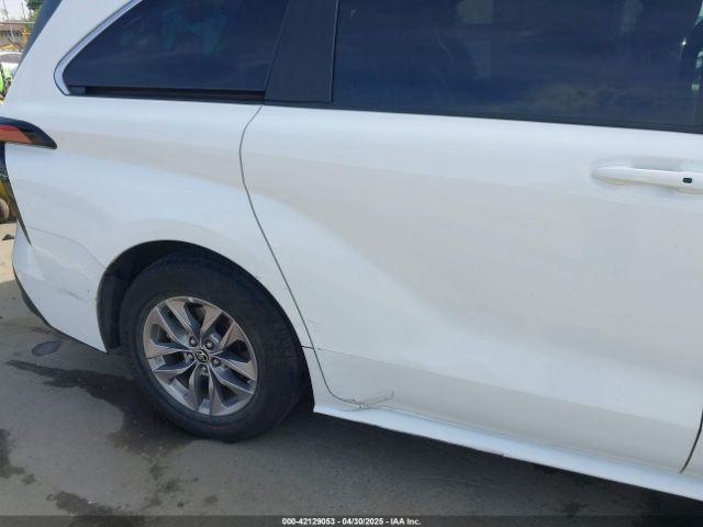 5TDKRKEC3NS080928 Toyota SIENNA LE