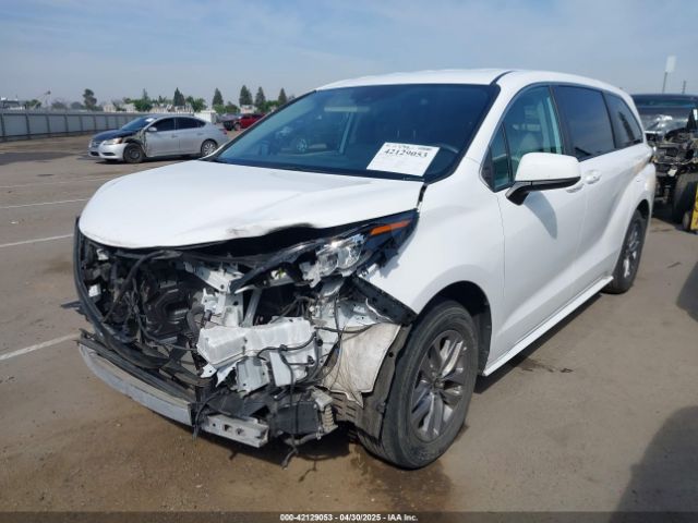 5TDKRKEC3NS080928 Toyota SIENNA LE