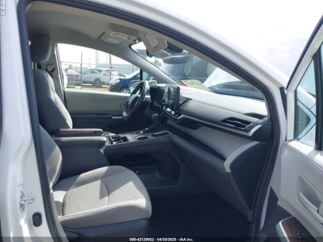 5TDKRKEC3NS080928 Toyota SIENNA LE