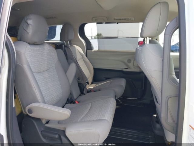 5TDKRKEC3NS080928 Toyota SIENNA LE