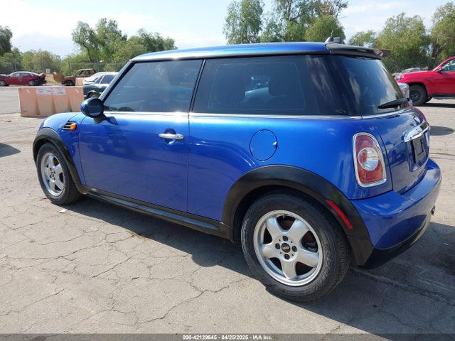 2011 MINI COOPER WMWSU3C54BT097742 Photo 2