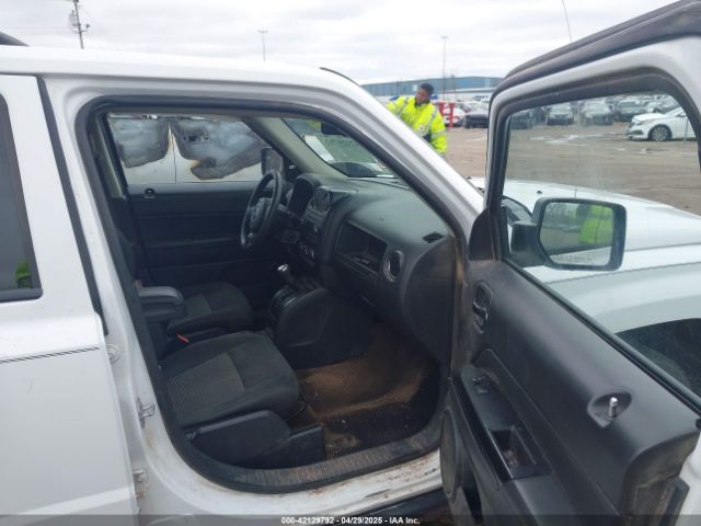 1C4NJPBB9GD738411 Jeep Patriot Sport
