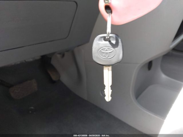 5TDKZ3DC9LS041880 Toyota SIENNA LE
