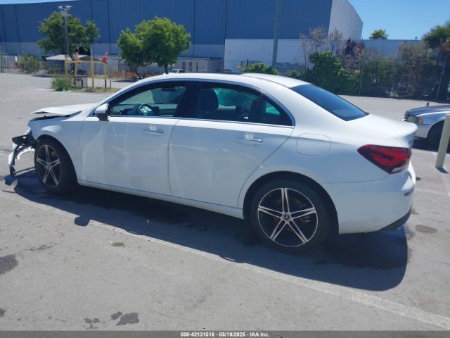W1K3G4FB5NJ366066 Mercedes-Benz m260