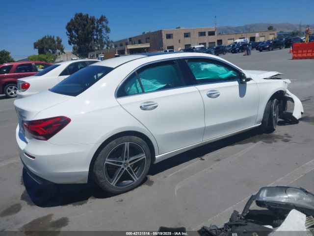 W1K3G4FB5NJ366066 Mercedes-Benz m260