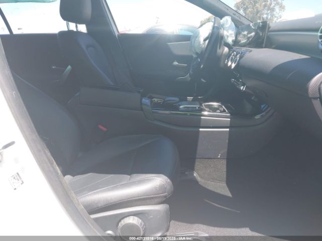 W1K3G4FB5NJ366066 Mercedes-Benz m260