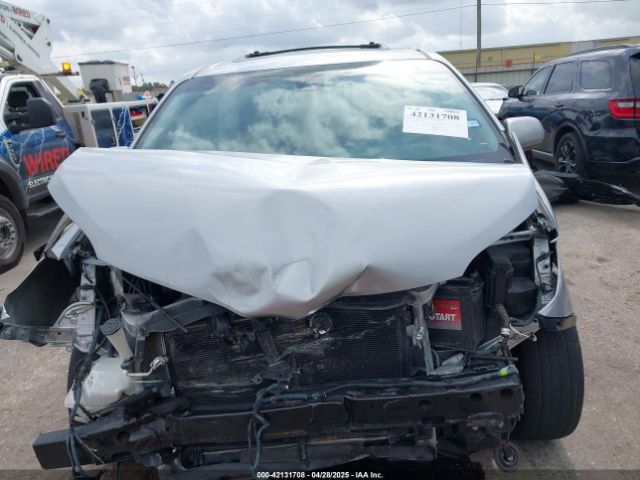 5TDYZ3DCXJS963453 Toyota Sienna Xle 8 Passenger