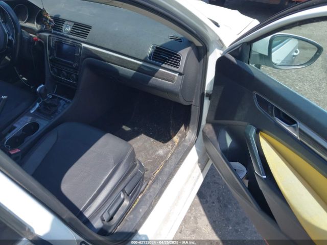 1VWBT7A38HC019341 Volkswagen Passat 1.8t Se
