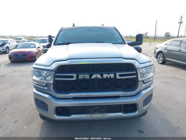 3C6UR4HJXKG720696 RAM 2500 Tradesman  4x2 8' Box