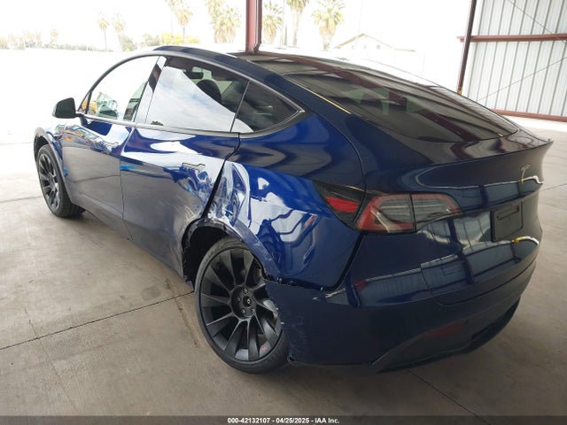 2025 TESLA MODEL Y 7SAYGDEE3SF290252 Photo 2
