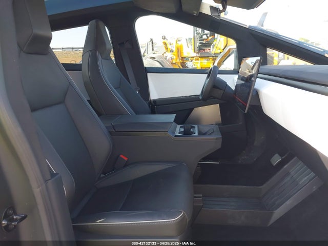 2025 TESLA CYBERTRUCK 7G2CEHEE7SA059773 Photo 4