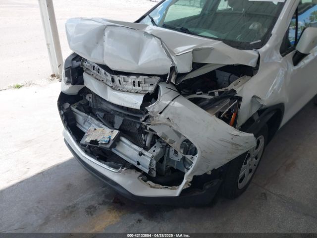 KL7CJKSB6JB587974 Chevrolet TRAX LS