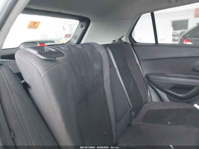 KL7CJKSB6JB587974 Chevrolet TRAX LS