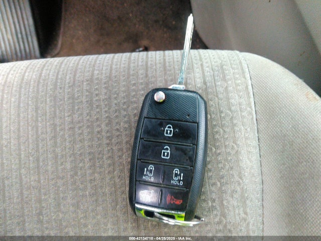 KNDMB5C18G6161281 KIA SEDONA LX