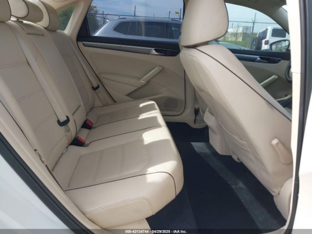 1VWAT7A38GC061082 Volkswagen Passat 1.8t R-line
