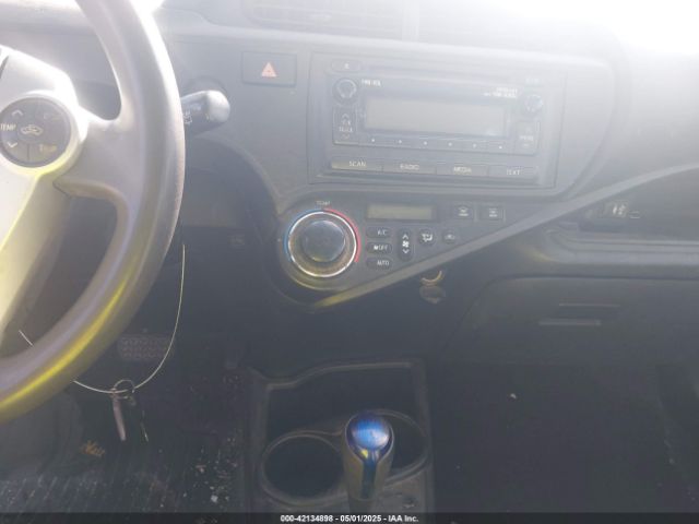 JTDKDTB31E1563677 Toyota Prius C One