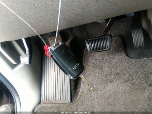 KNDMB5C18H6218659 KIA SEDONA LX