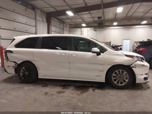 5TDKRKEC6MS016557 Toyota SIENNA LE