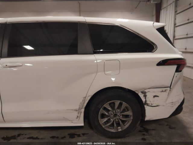 5TDKRKEC6MS016557 Toyota SIENNA LE