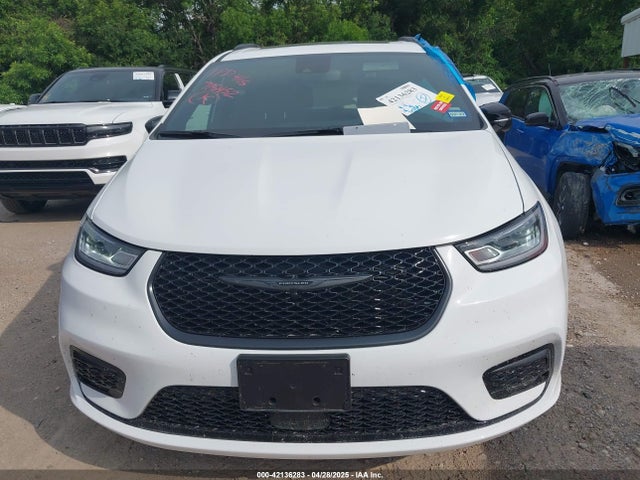 Chrysler Pacifica Limited 2025 2C4RC1GG9SR568974 Image 12