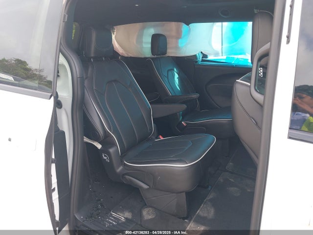 Chrysler Pacifica Limited 2025 2C4RC1GG9SR568974 Image 8