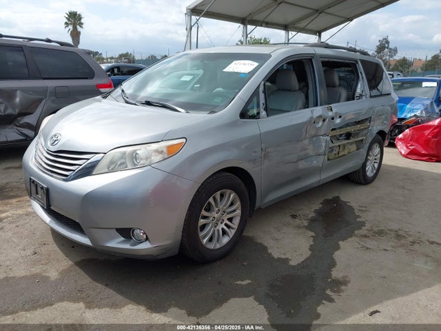 5TDYK3DC1FS611521 Toyota Sienna Xle 8 Passenger