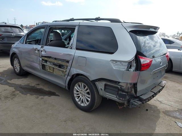 5TDYK3DC1FS611521 Toyota Sienna Xle 8 Passenger
