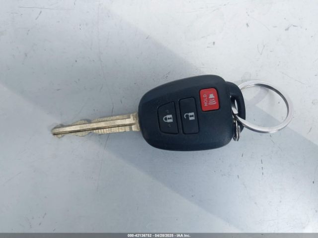 2T3ZFREV6HW395050 Toyota RAV4 LE