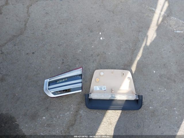 WBA8A9C5XJAD27898 BMW 320i