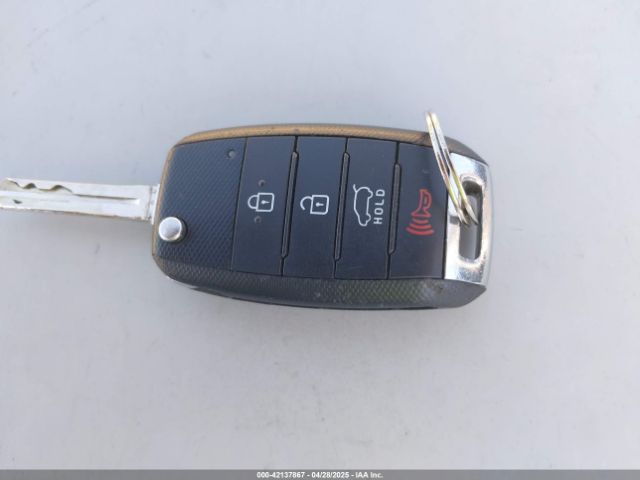 KNDPBCAC2F7738675 KIA Sportage Lx