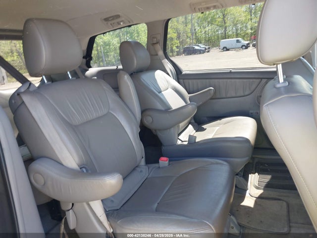 42138246 :رقم المزاد ، 5TDYK4CC3AS316002 vin ، 2010 Toyota Sienna Xle مزاد بيع