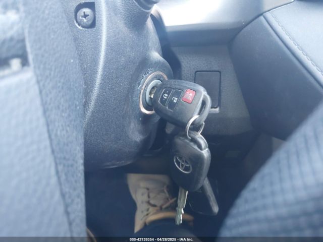 JTMBFREV8HJ168975 Toyota RAV4 LE