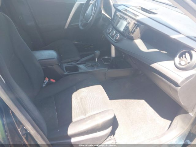JTMBFREV8HJ168975 Toyota RAV4 LE
