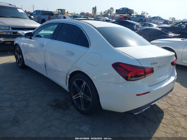 WDD3G4EB0KW000497 Mercedes-Benz m260