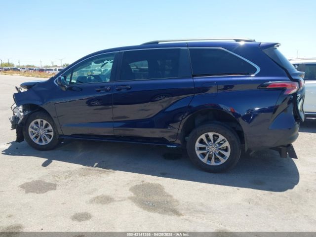 5TDKRKEC0NS101136 Toyota SIENNA LE