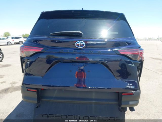 5TDKRKEC0NS101136 Toyota SIENNA LE
